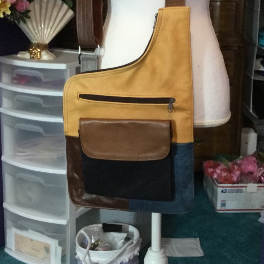 Classic Tan Leather Shoulder Bag - Timeless Women's Handbag - Picture 4 of 14